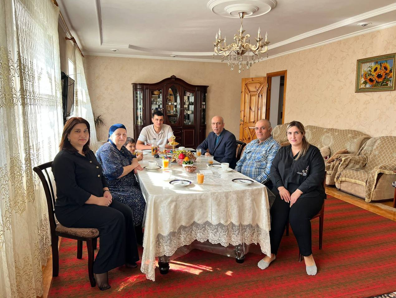 Накануне, директор Дербентского центра социального обслуживания населения Теймур Саругланов встретился с участником СВО, прибывшим в краткосрочный отпуск.