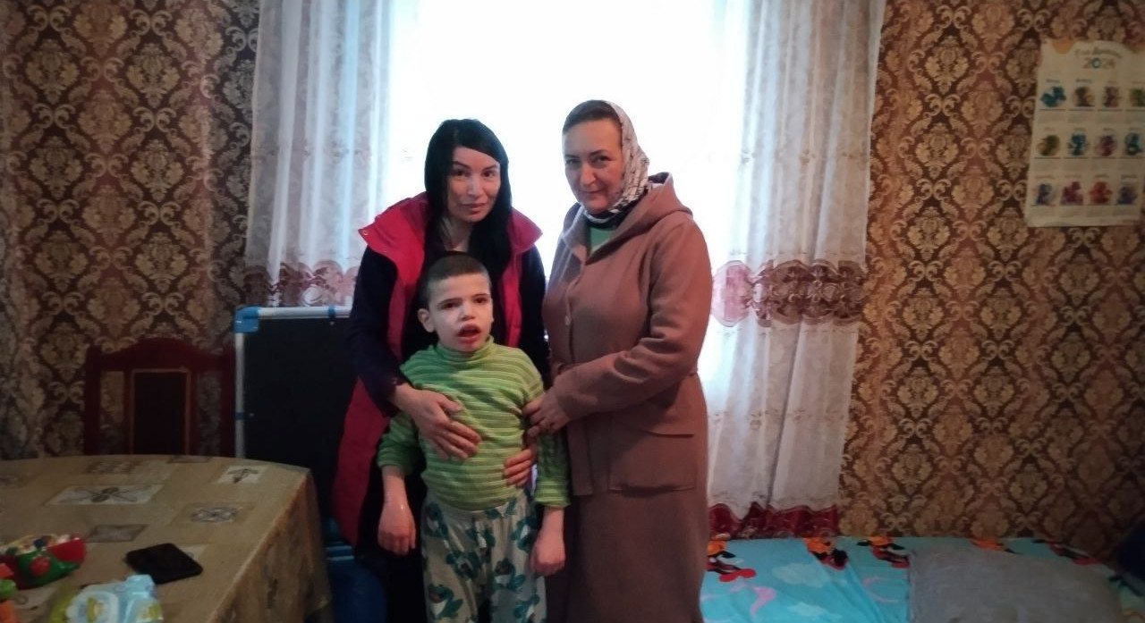 Остронуждающимся семьям, состоящим на обслуживании в Комплексном центре адресно доставили горячий обед в виде чуду и пиццы.