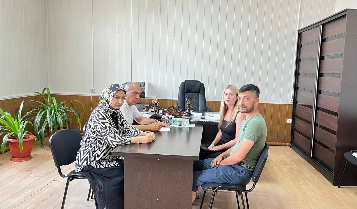 Руководитель Комплексного центра г.Дербента Теймур Саругланов в своем рабочем кабинете провел встречу с участником СВО Алиевым Курбаном, который проходит реабилитацию после ранения.