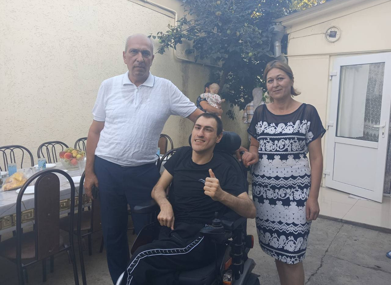 Директор КЦСОН г. Дербент Теймур Саругланов поздравил с днем рождения инвалида 1 группы Ахмедова Руслана