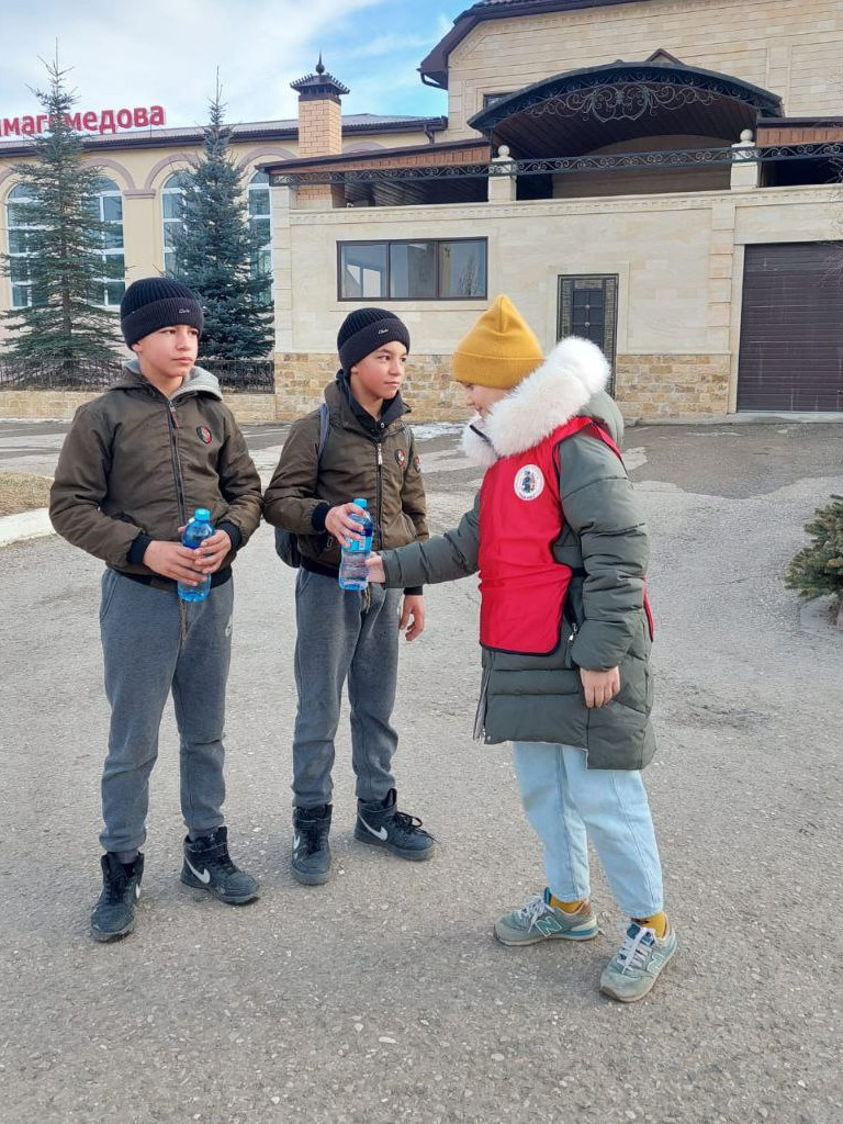 Акция "Раздача воды и фиников для разговения постящихся".