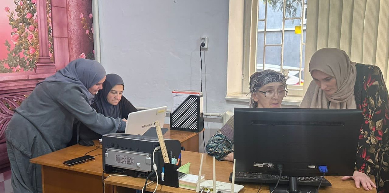 Работники Комплексного центра Минтруда РД в Хасавюрте помогают пожилым гражданам пройти курсы по повышению компьютерной грамотности