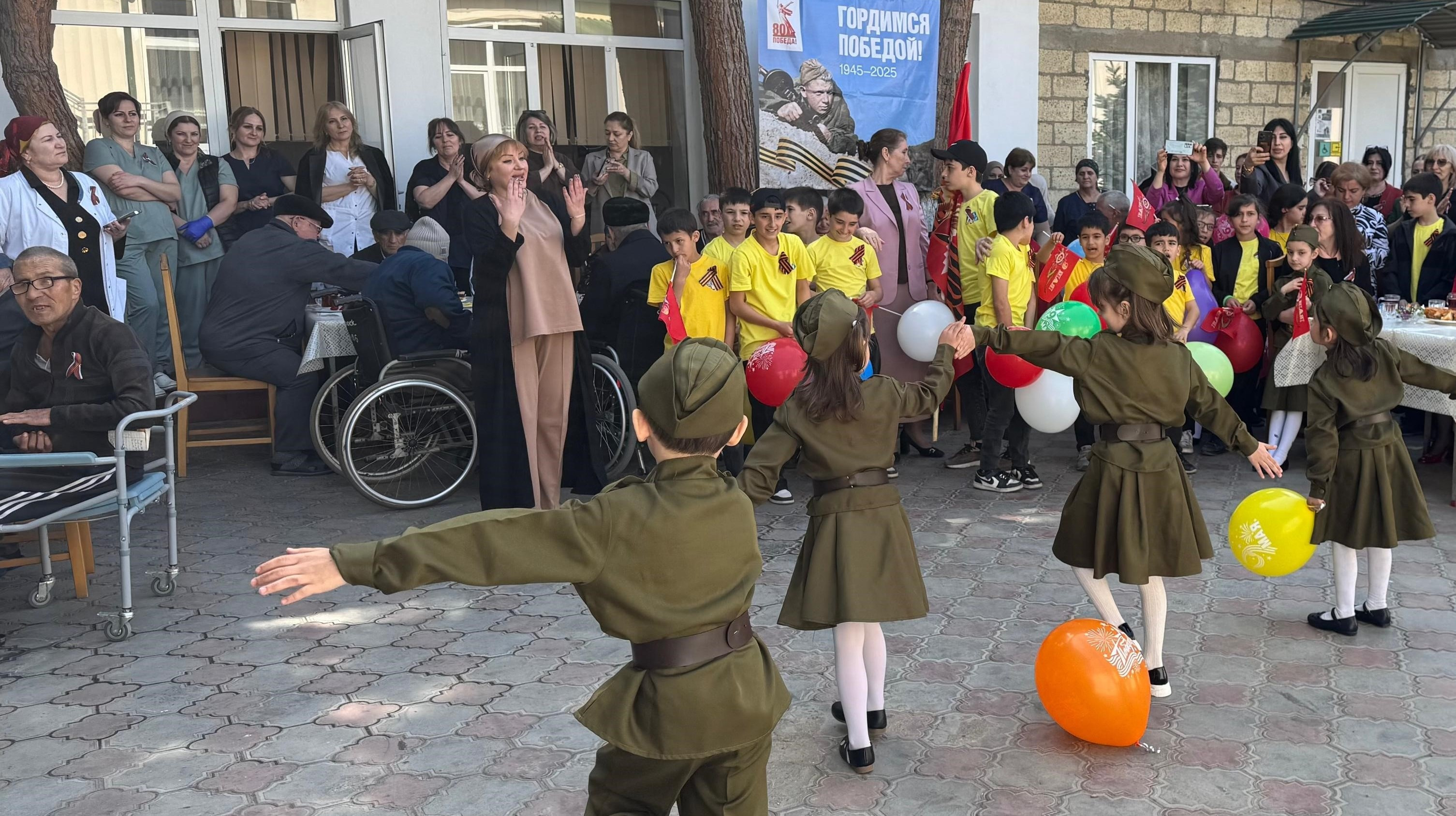 Воспитанники Реабилитационного центра для несовершеннолетних поздравили с наступающим Днем Победы ветеранов пансионата «Дербент»