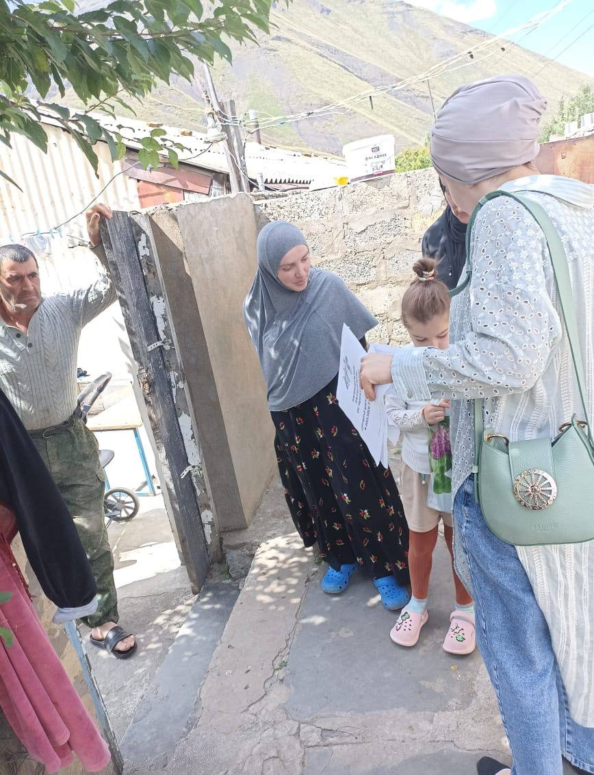 В рамках реализации плана мероприятий , приуроченных к Году Семьи 2024 , 21 августа 2024 года сотрудники ГБУ РД КЦСОН Агульского района посетили вновь выявленную многодетную семью из селения Дулдуг.