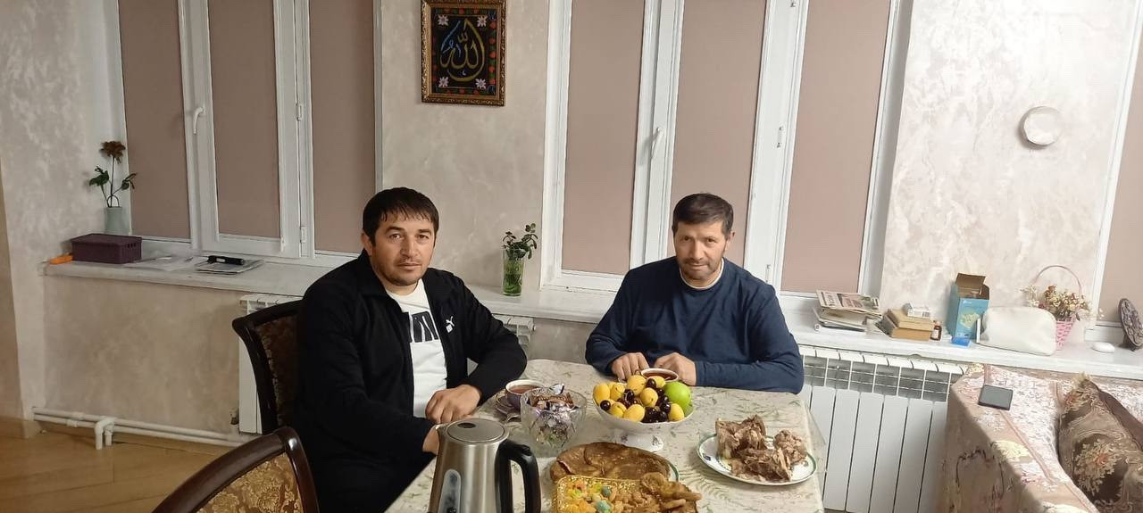 В честь священного праздника Курбан-Байрам директор КЦСОН в МО «Агульский район» Гаджи Шабанов также посетил ветерана Афганской войны, врача-кардиолога , участкового врача-терапевта Агульской ЦРБ Абдуллаева Замира .