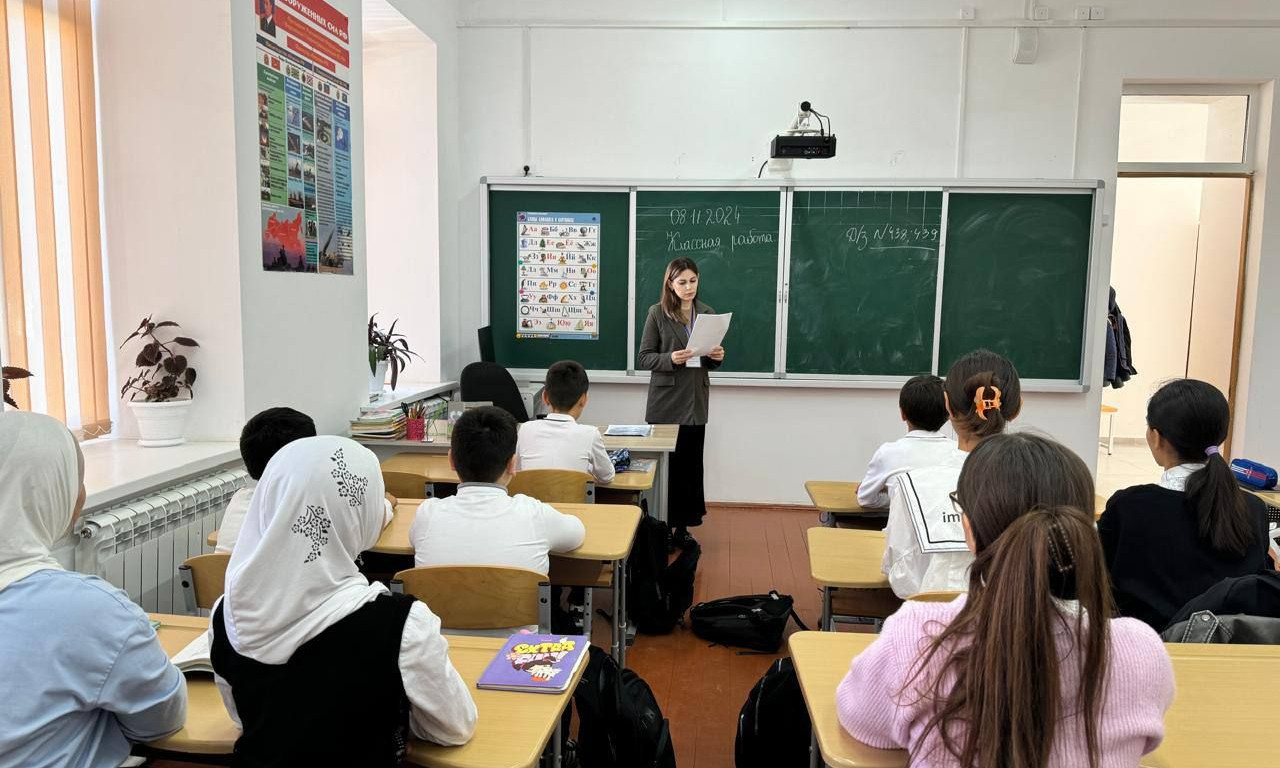 В целях реализации Плана мероприятий по проведению Всероссийского дня правовой помощи детям 8 ноября в средних школах города Дербента юрисконсульт Семейного МФЦ провел правовые встречи