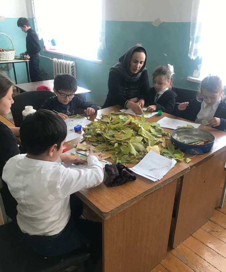 В канун праздника «Золотая осень» дети отделения дневного пребывания сделали поделки из листьев. Специалист по работе с семьей Магомедова З.А. провела с детьми работу с аппликацией « Ежик осенью».