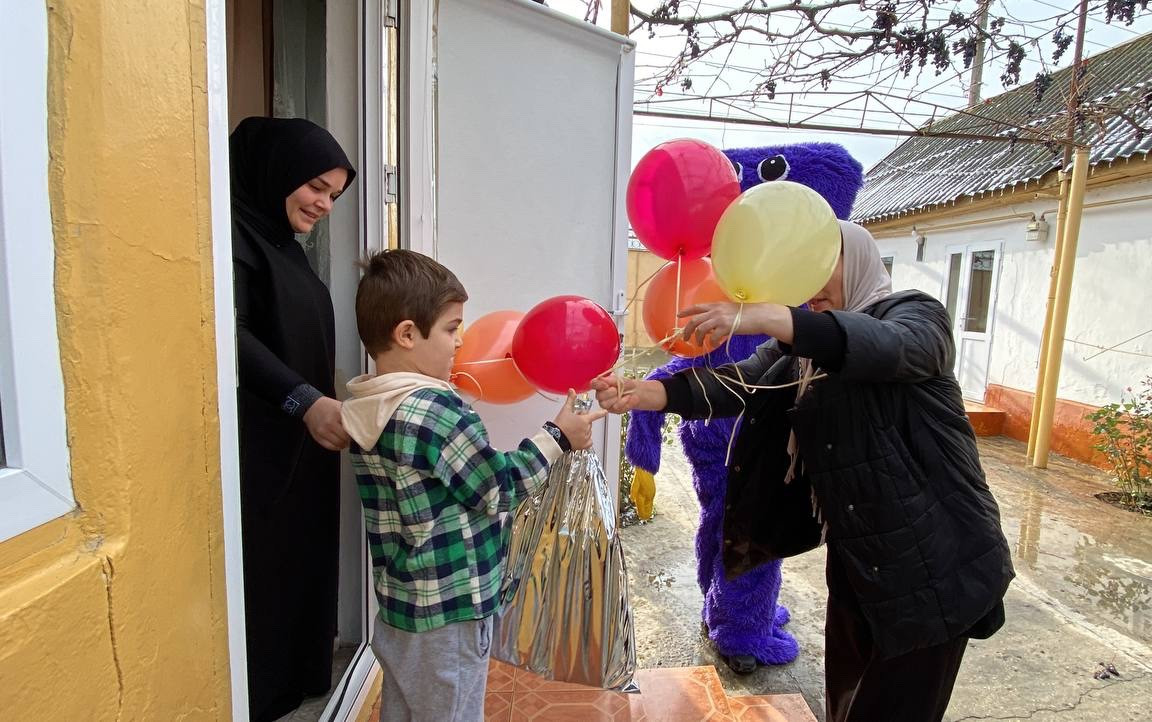 В канун празднования Нового года 25 семей с детьми с ограниченными возможностями получили подарки