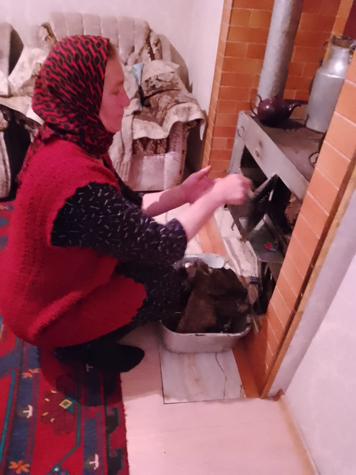 Социальная работница ГБУ РД КЦСОН в МО "Агульский район " селения Рича Насруллаева Тамамат оказывает услуги своим подопечным