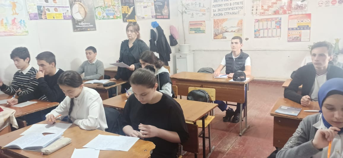 В ходе внеклассного мероприятия со школьниками инспектор по трудоустройству Ахтынского Центра занятости ознакомил ребят с их правами и обязанностями