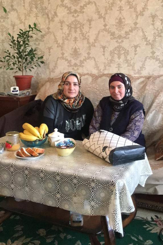 Поздравила свою подопечную, с наступающим восьмым марта и с добрыми пожеланиями вручила ей подарки.