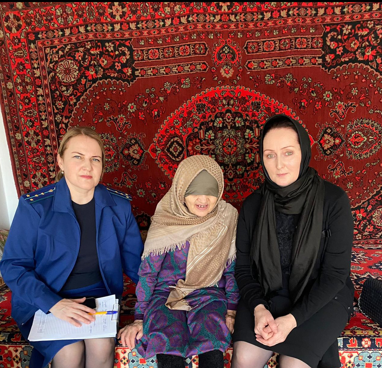 20.10.2022г. заведующая на дому ГБУ РД КЦСОН в МО «Левашинский район» вместе с помощником прокурора района и специалистом КЦСОН посетили инвалидов 1 группы Омарову Р.К., Омарову Б.И., Хапизову З.И. и Чохоеву З.