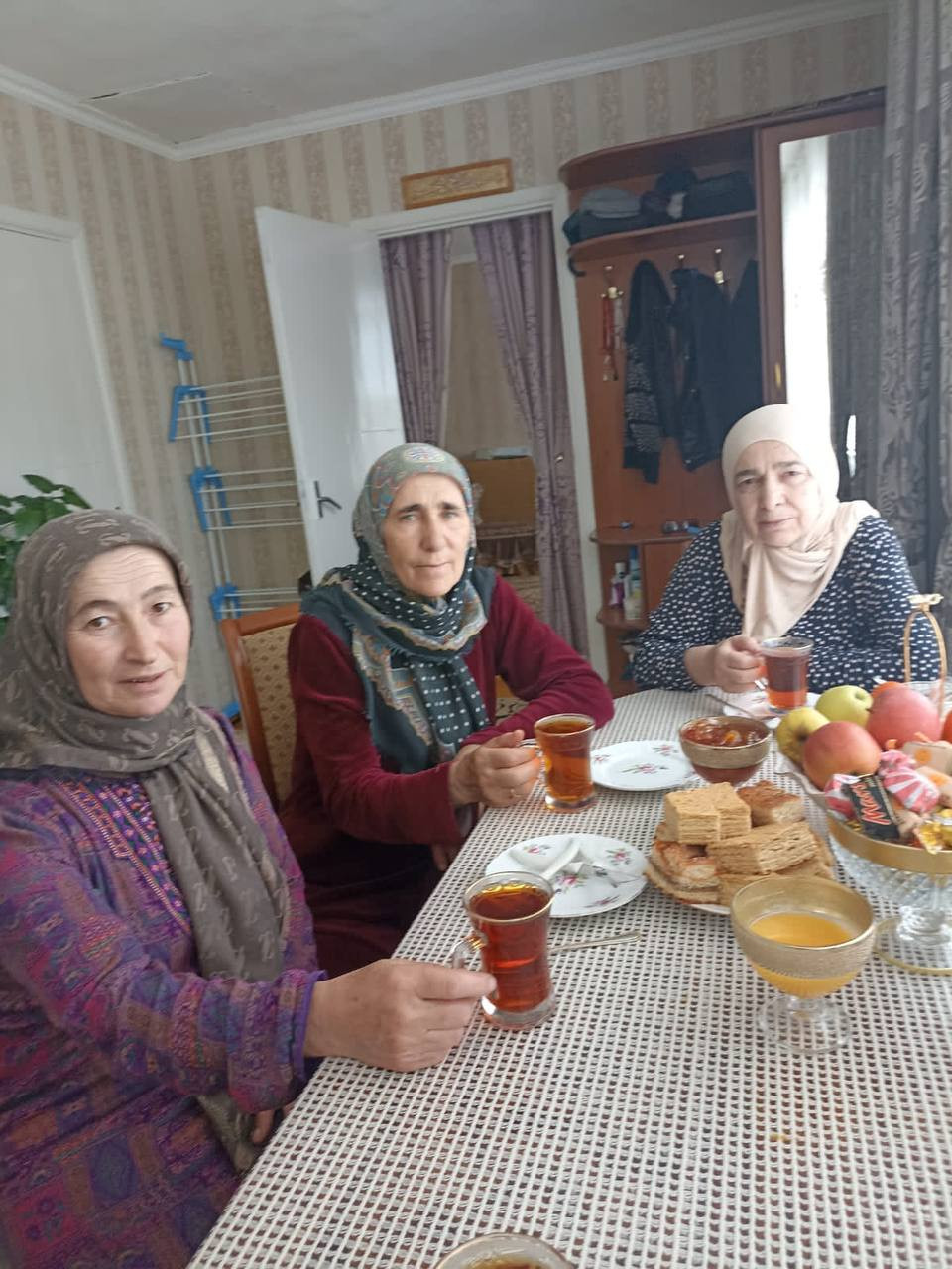 Вручение подарков семье военнослужащего в честь праздника посвященного 78 годовщине Победы ВОВ.