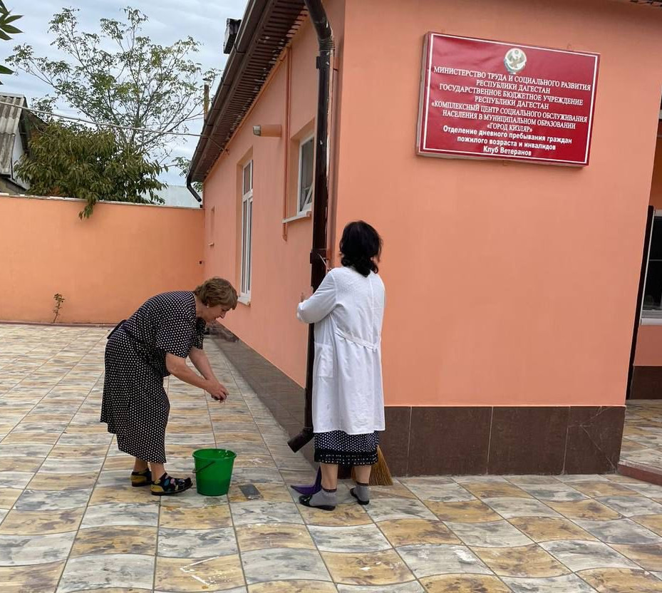 Общегородской субботник в отделениях ГБУ РД КЦСОН в МО "г. Кизляр"