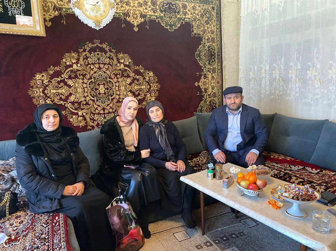 В честь празднования  Дня Защитника отечества работники ГБУ РД КЦСОН в МО «Унцукульский район» совместно с ГКУ РД УСЗН в МО «Унцукульский район»  поздравили семей мобилизованных из Унцукульского района с наступившим праздником.