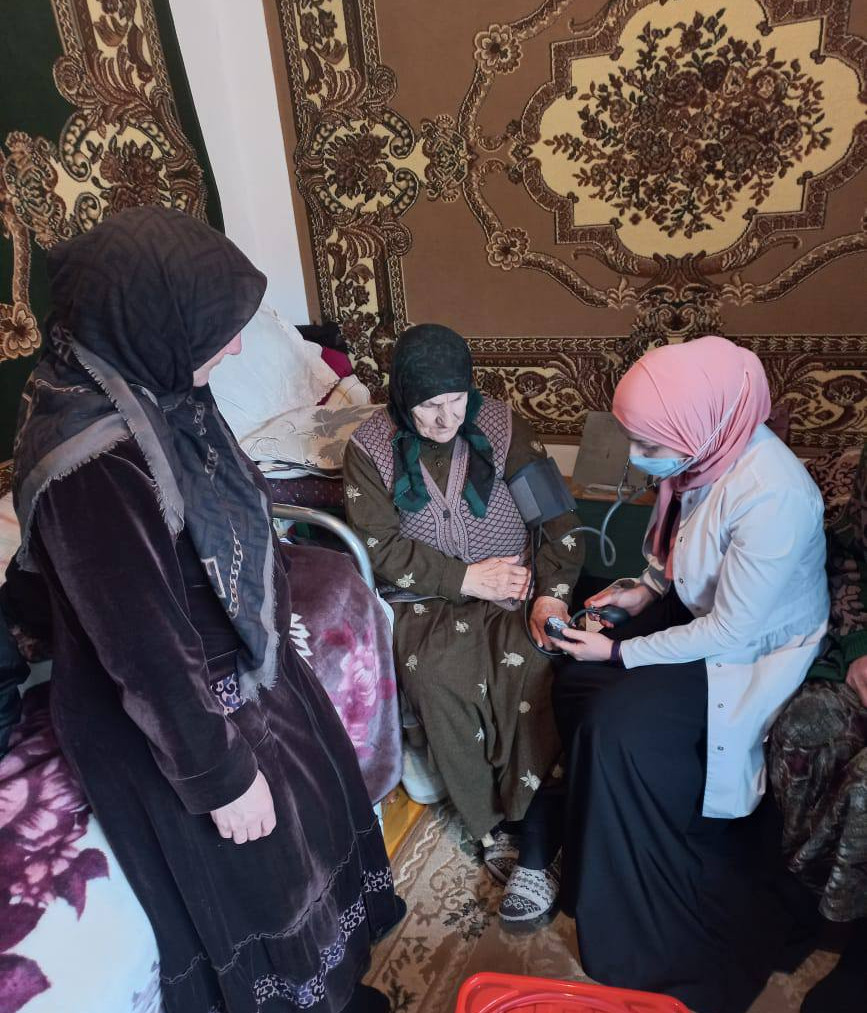 Участковая медсестра проводит социально-медицинские услуги подопечной.