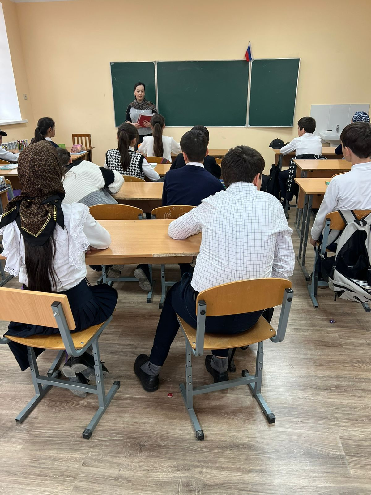 ГБУ РД КЦСОН в МО "Левашинский район" специалист отделения дневного пребывания детей и семей с детьми Абдурашидова З.М. провела лекцию среди учащихся 7-9 классов на тему: «Наркотики в молодежной среде».