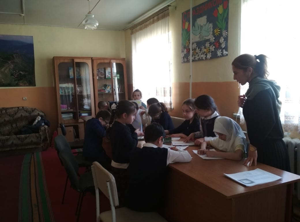 28.02.2023г. в ГБУ РД КЦСОН психолог отделения дневного пребывания Гаджиева Д.М провела тренинг занятия с детьми на тему: " Мы вместе". Умение работать в команде, развитие мелкой моторики, физкультминутка на снятие снижения тревожности, напряжения.