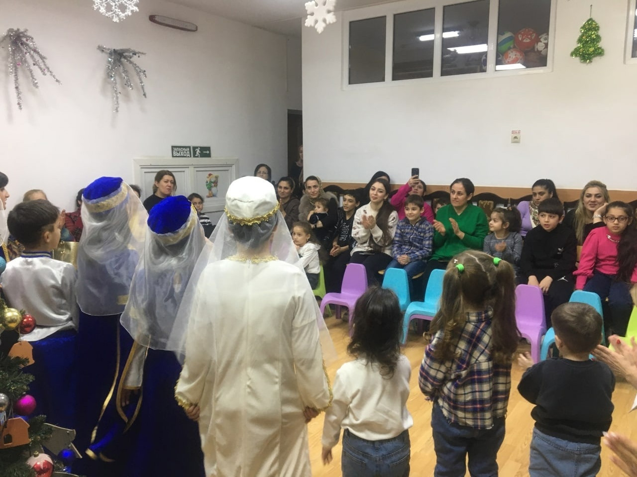 Работники Минтруда Дагестана в Дербенте организовали Новогоднее мероприятие для детей военнослужащих, принимающих участие в СВО.