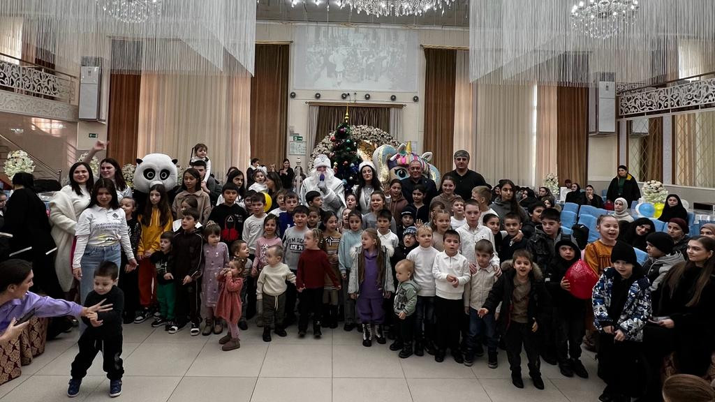 С НОВЫМ ГОДОМ !  НОВОГОДНЕЕ ШОУ -  "САМАЯ ЯРКАЯ ЕЛКА"