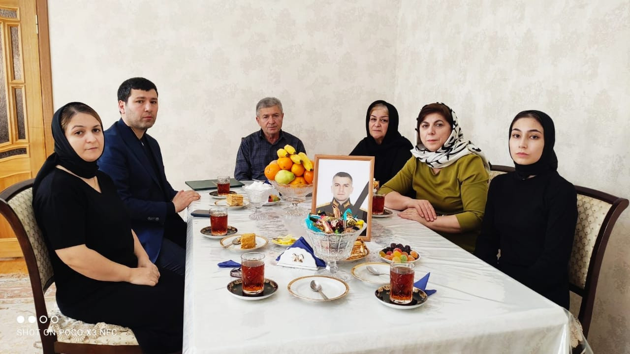 В Дербенте представители социальной службы Минтруда РД в преддверии Дня матери посетили семьи военнослужащих, погибших в специальной военной операции