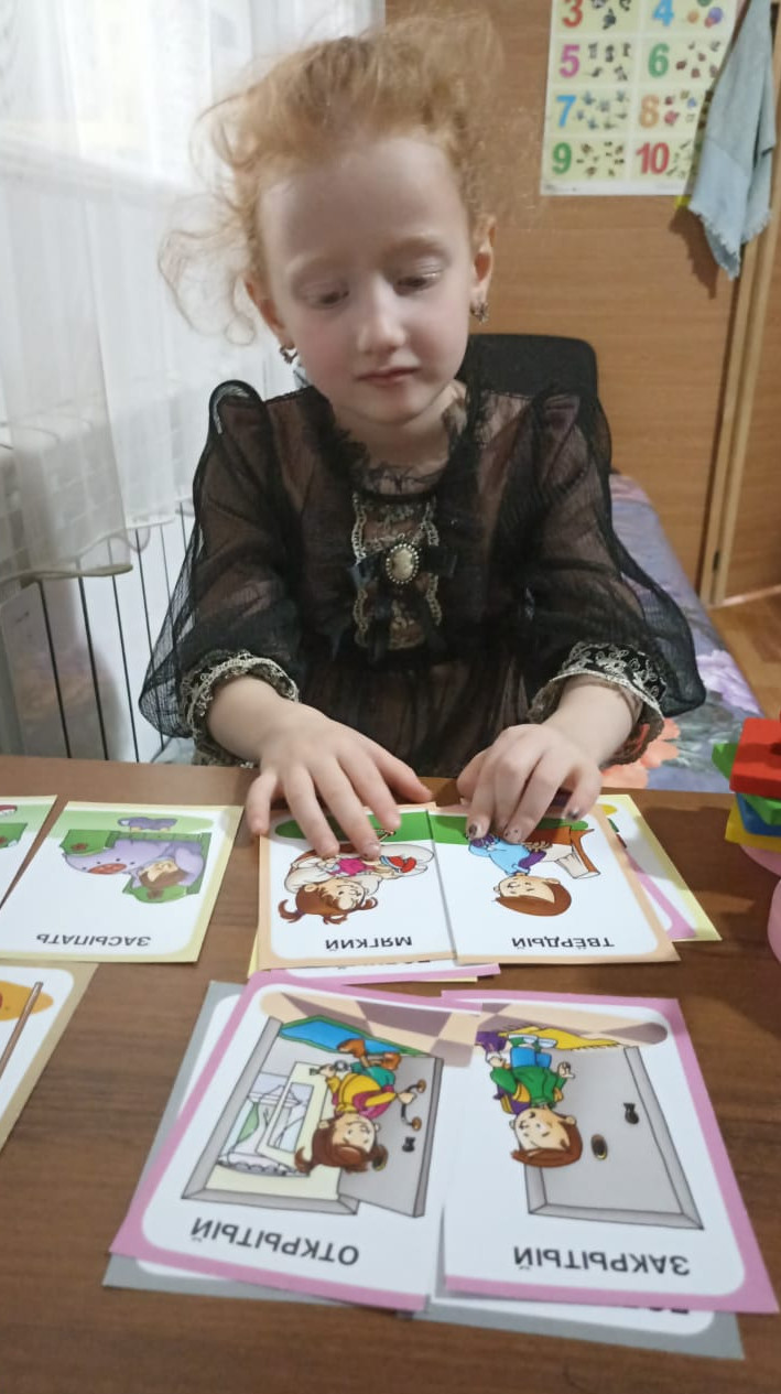 Психолог Саидова Лайла проводит диагностику новым поступившим детям.