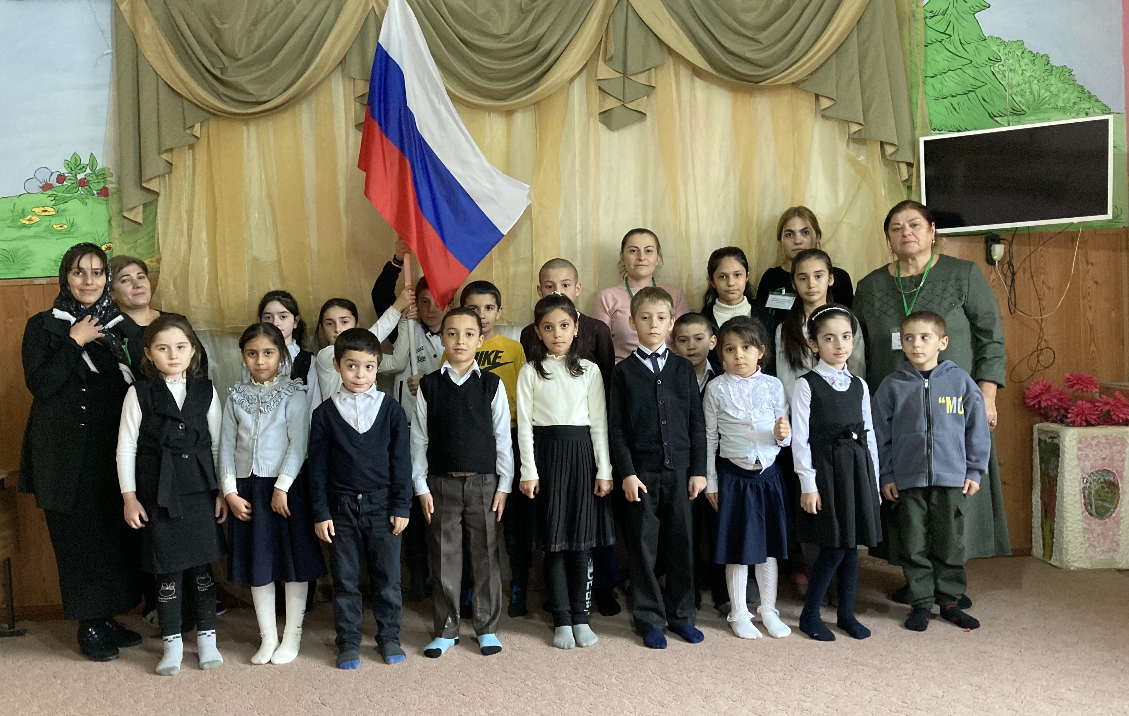 12 декабря с детьми отделений временного и дневного пребывания детей и семей с детьми провели мероприятие: День конституции.