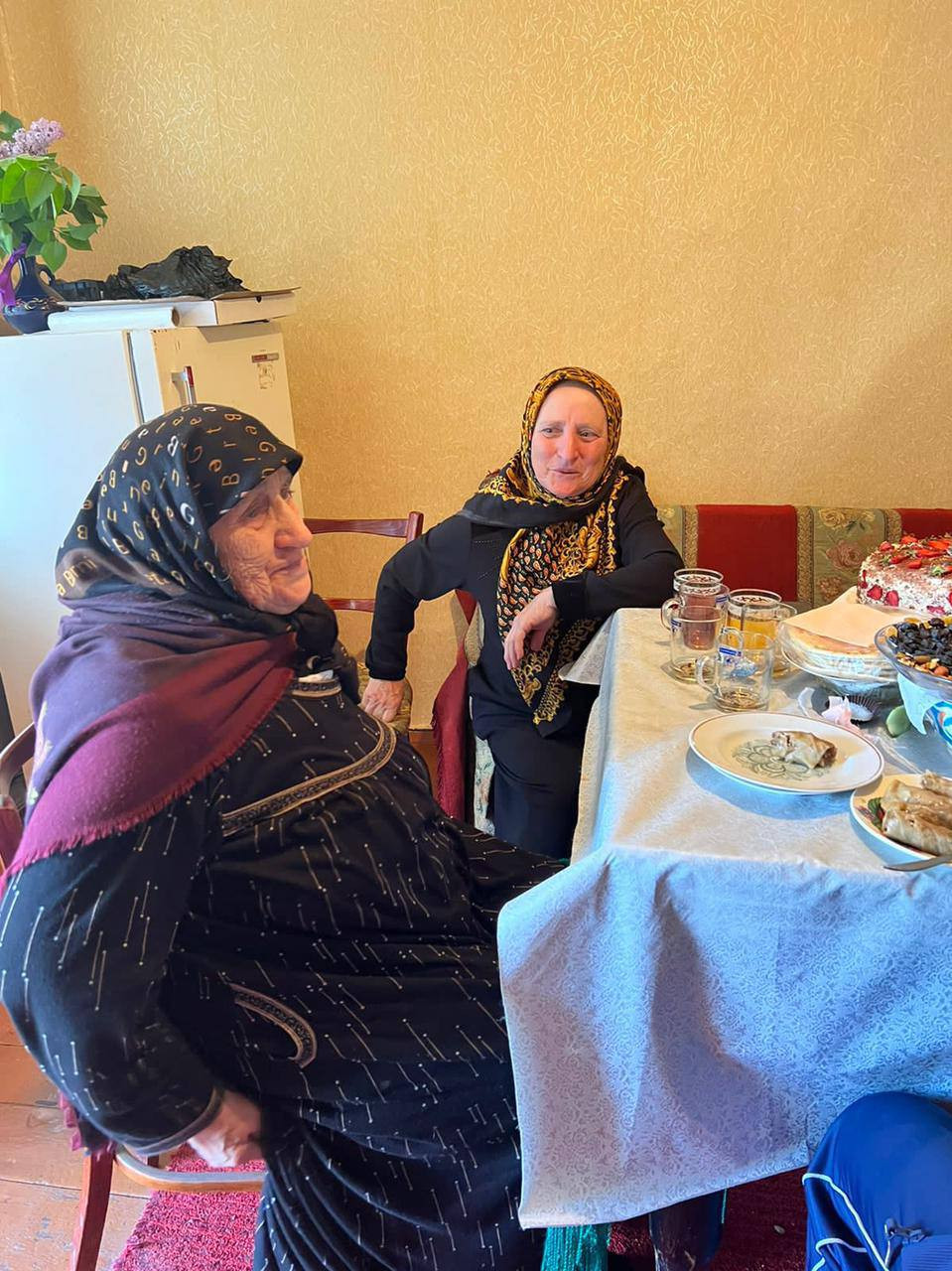 Посетила на дому своих подопечных и вручила им подарки в честь праздника.