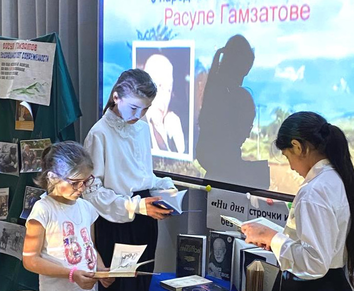 Специалисты отделения по работе с семей КЦСОН Дахадаевского района совместно с работниками культуры провели мероприятие, посвященное  100-летию Расула Гамзатова