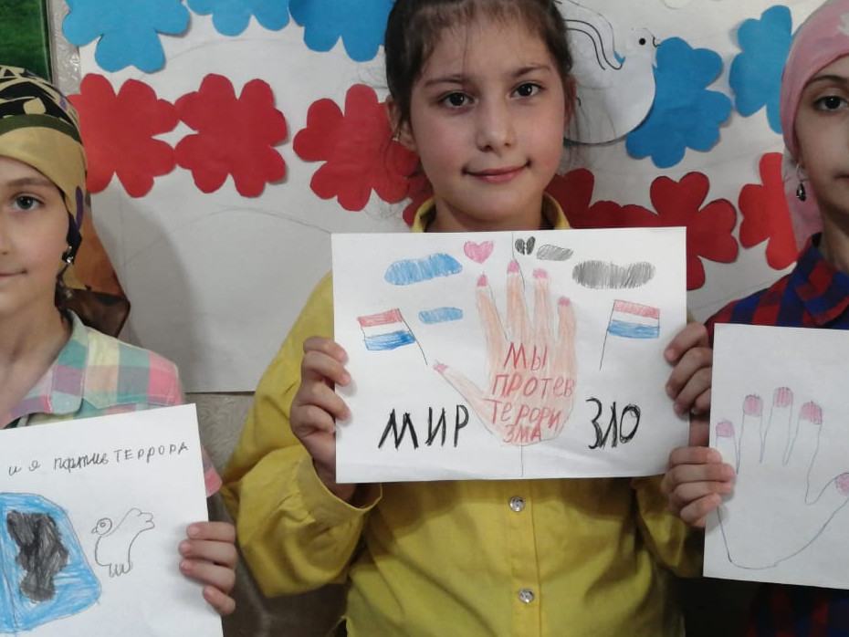 ЗАНЯТИЯ С ДЕТЬМИ ИЗ МАЛОИМУЩИХ СЕМЕЙ( АППЛИКАЦИЯ)