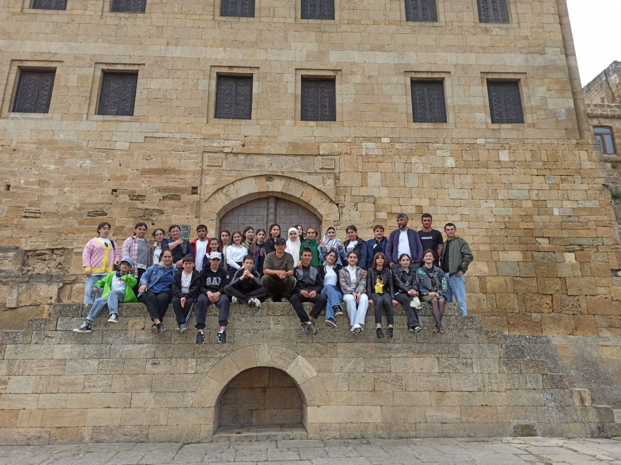 Для волонтерского отряда центра соцобслуживания Каякентского района организована туристическая поездка в Дербент