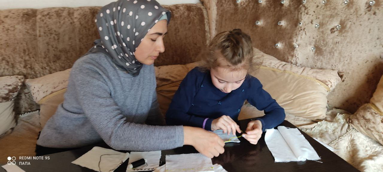 Специалист по работе с семьёй Азизова Д.Н. в рамках новой инновационной технологии "Золотые ручки" провела занятие по шитью с подопечными детьми