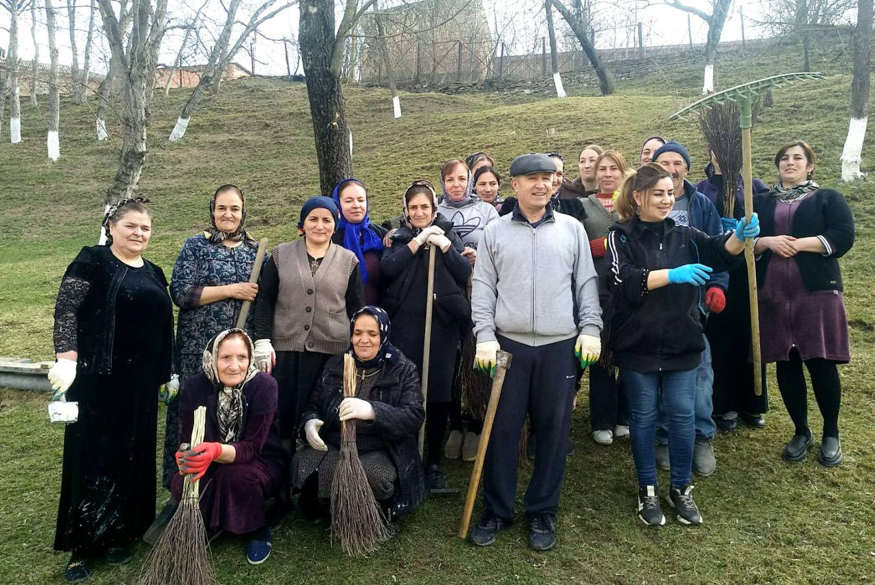 Коллектив ГКУ РД «УСЗН в МО» Дахадаевский район 18 марта 2023г. провел субботник по наведению санитарного порядка.