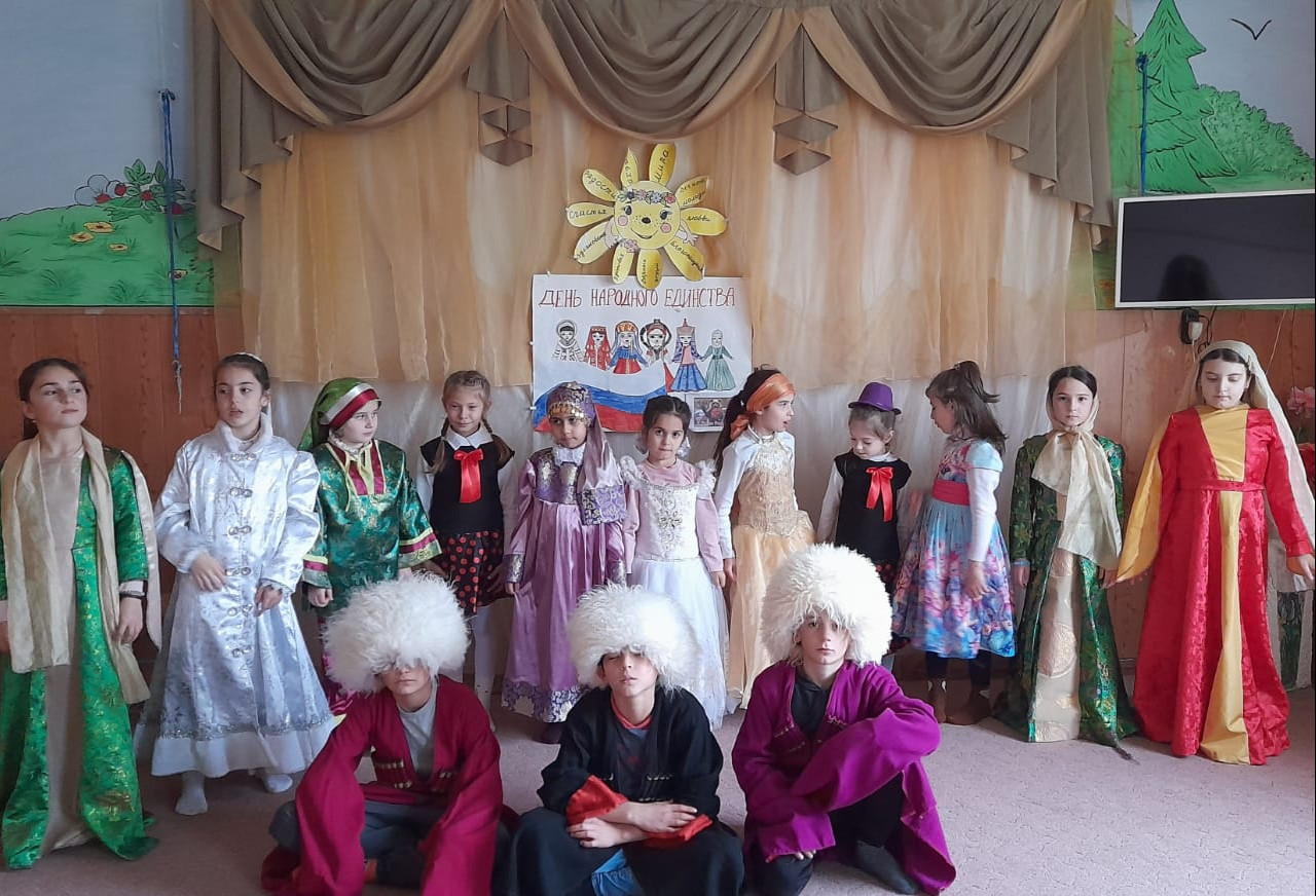 3 ноября с детьми отделения временного и дневного пребывания детей и семей с детьми было проведено праздничное мероприятие посвященное «Дню народного единства»