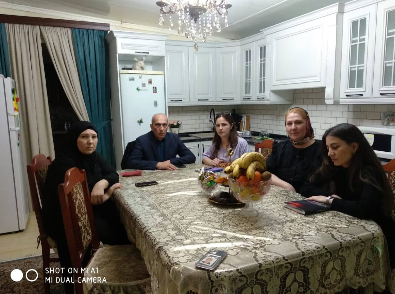 И.о. директора ГБУ РД КЦСОН в МО "город Дербент" Саругланов Т.З. посетил семью погибшего в ходе СВО военнослужащего Раджабова Ильяса Хакимовича