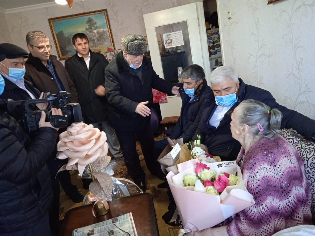 Делегация Минтруда РД поздравила Елену Николаевну Сорокину из Буйнакска с Днем снятия блокады Ленинграда