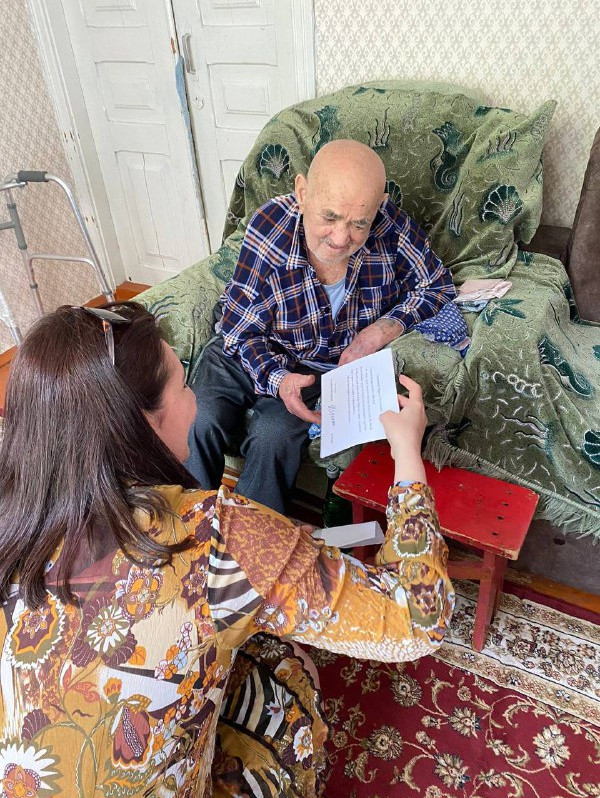 И.О начальника отдела по вопросам семьи и детей, по делам ветеранов, инвалидов и лиц, пострадавших от чрезвычайных ситуации Кулиева М.А. со специалистом Гаджиевой Т.Г., посетили на дому ветерана труда Ханмагомедова Ибрагима Гамзатовича.
