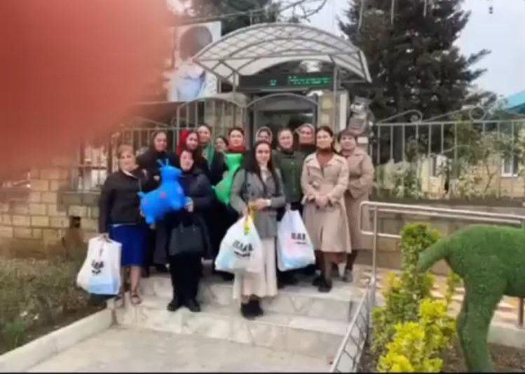 Социальные работники ГБУ РД КЦСОН в МО «город Дербент» отделения №3 поздравили деток Социально-реабилитационного центра города Дербент с Праздиком Ураза Байрам и подарили наборы канцелярских товаров.