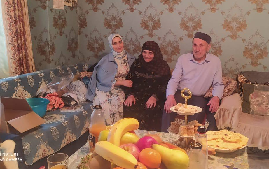 В канун праздника Ураза Байрам посетила на дому своих подопечных и вручила им подарки в честь праздника.