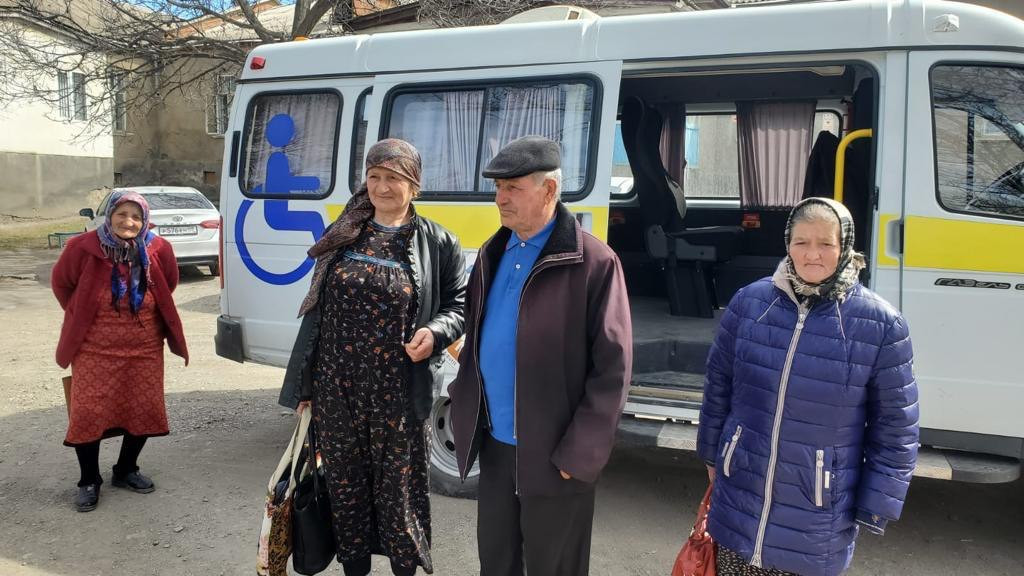 13 марта, членами мобильной бригады КЦСОН в МО "Ахтынский район" были доставлены 5 граждан старше 65 лет, проживающих в с.Зрых в Ахтынскую ЦРБ