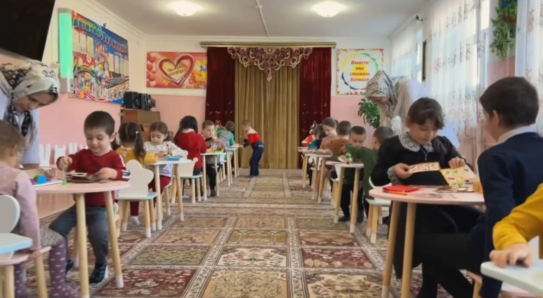 Меценат устроил праздник для подопечных Реабилитационного центра для детей и подростков Казбековского района