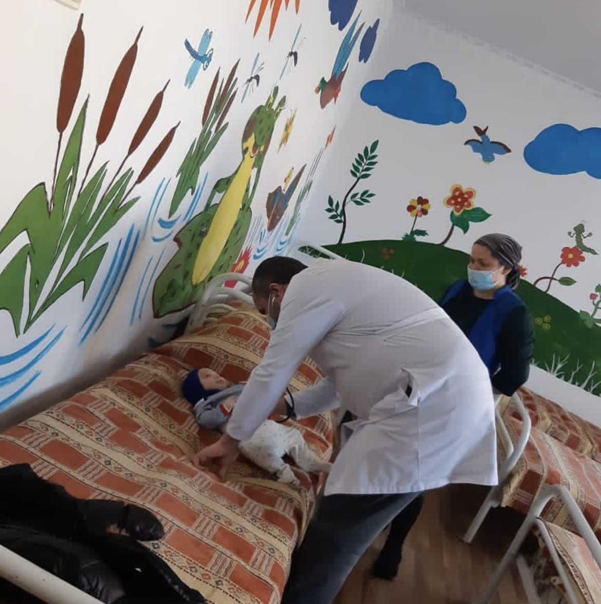 "Педиатр  Гусейнов Акай проводит осмотр подопечных Реабилитационного центра"