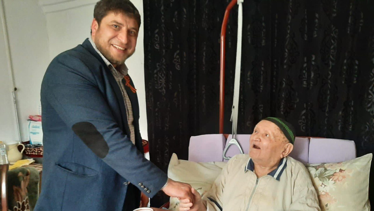 Представители Комплексного центра Минтруда РД в Хасавюртовском районе в преддверии 9 Мая поздравили с праздником участника войны Касума Кубатова