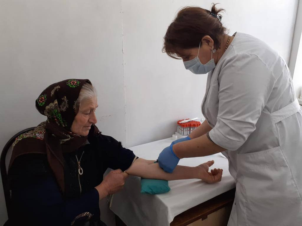 ГБУ РД КЦСОН в МО «Ахтынский район»в рамках реализации национального проекта «Демография», регионального проекта «Старшее поколение» осуществляет доставку лиц старше 65 лет