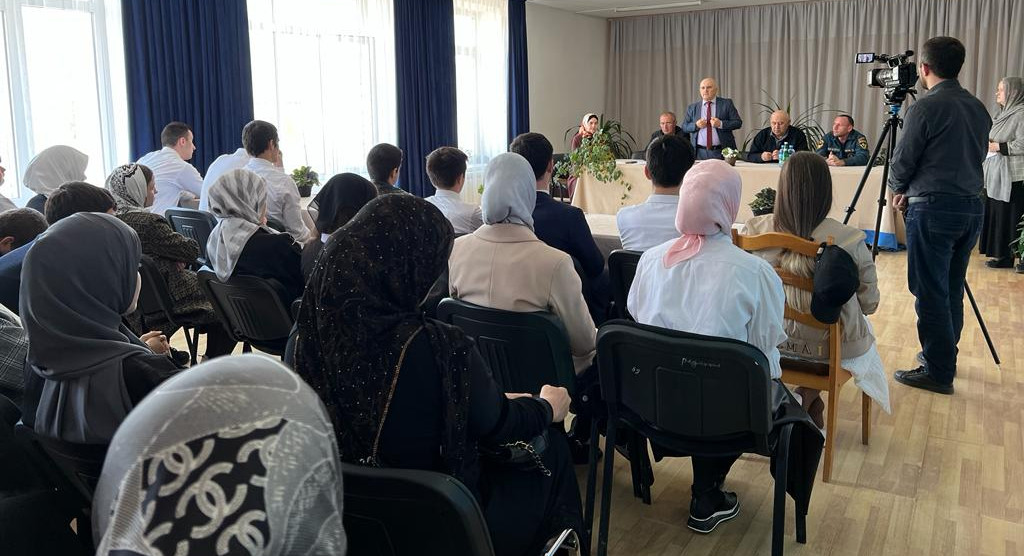 Школьники Казбековского района приняли участие в организованном Центром занятости профориентационном часе «Выбери военную профессию» в рамках недели «Профессиональный компас-2023»