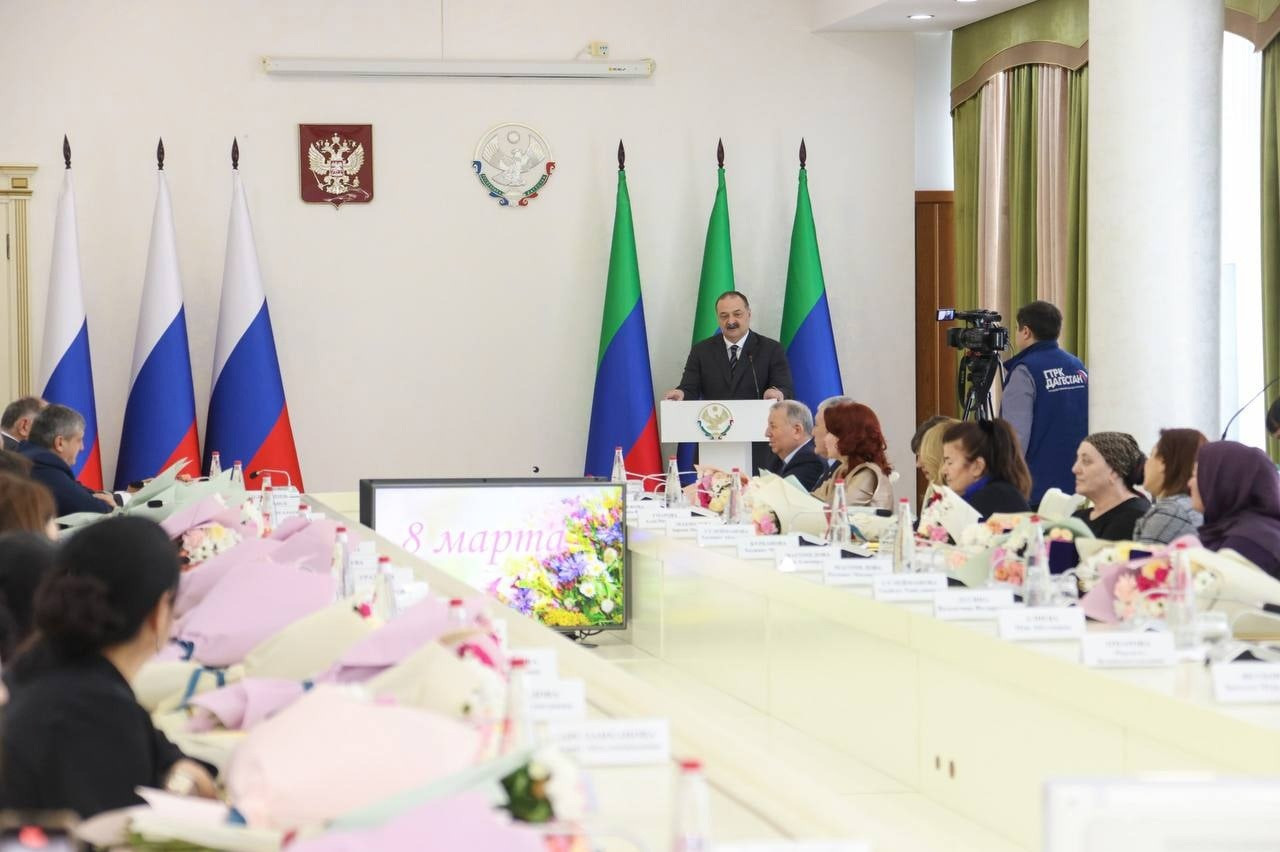 Благодарности Главы РД получили мамы, воспитавшие, по словам Сергея Меликова, смелых и отважных воинов