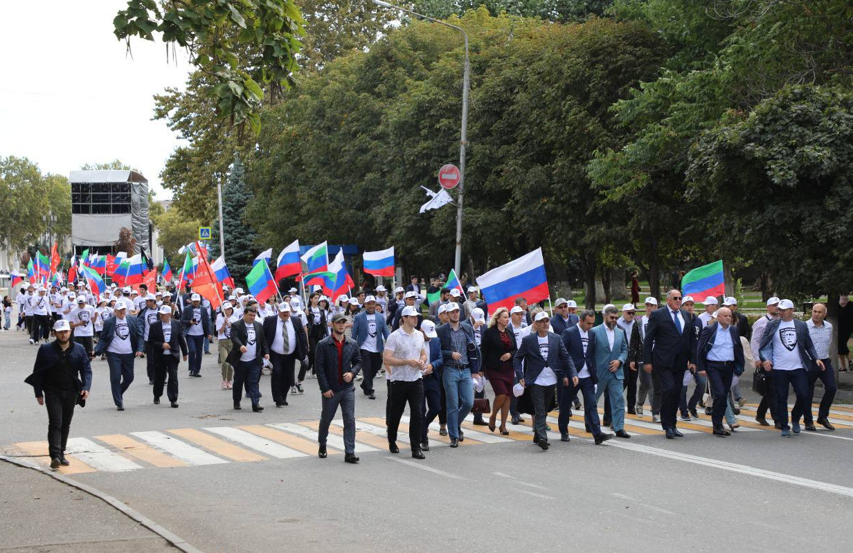 Более 200 молодых активистов приняли участие в акции в поддержку специальной военной операции «Поддержим наших» в Махачкале