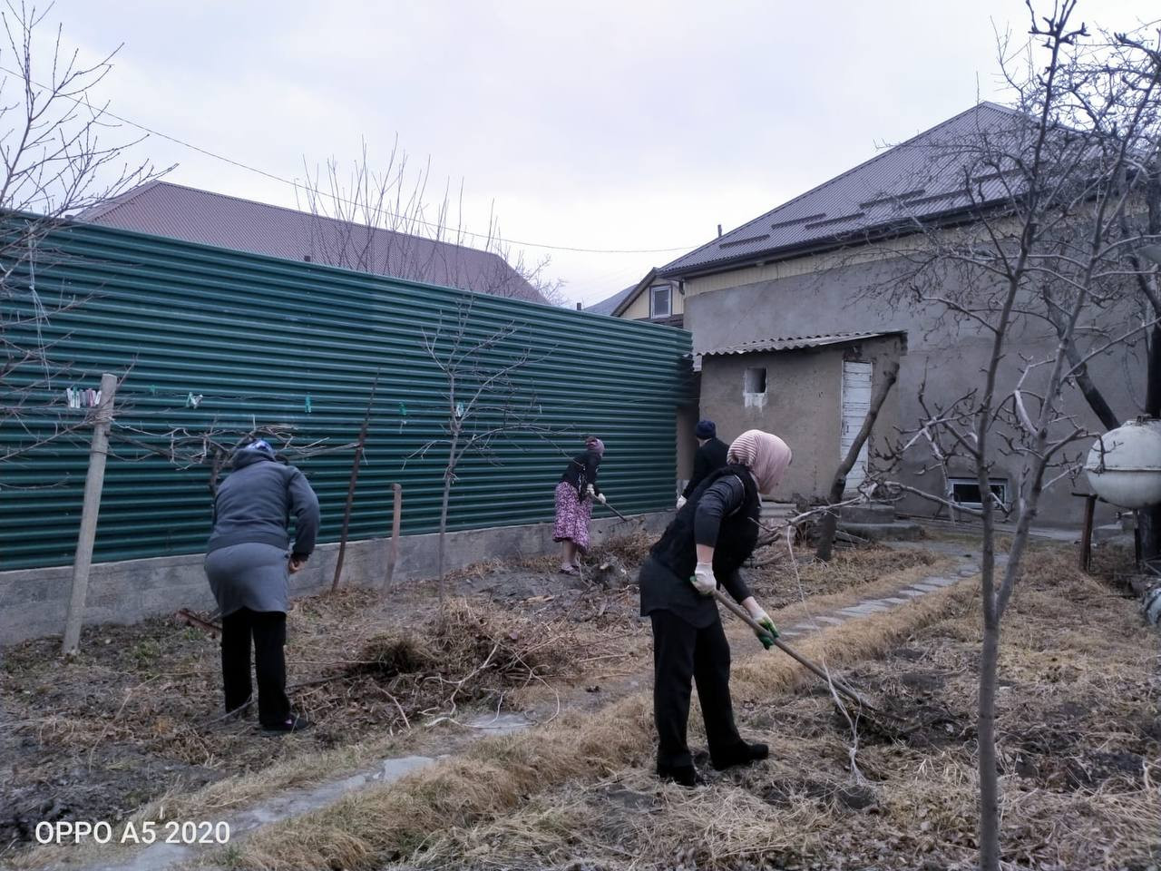 Социальные работники 3-отделения надомного обслуживания  провели субботник в доме у получателей социальных услуг