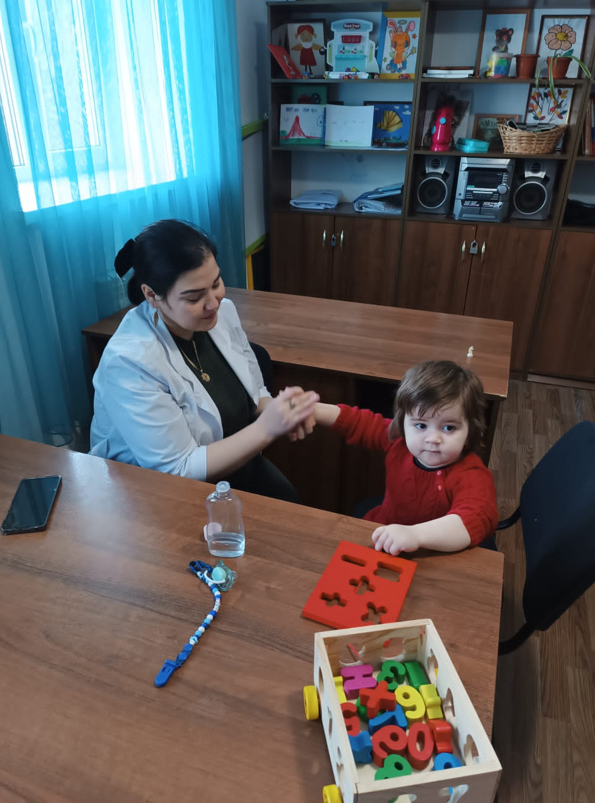 Воспитатель Султанова Гульнара проводит пальчиковый массаж подопечной Умаровой Ф.