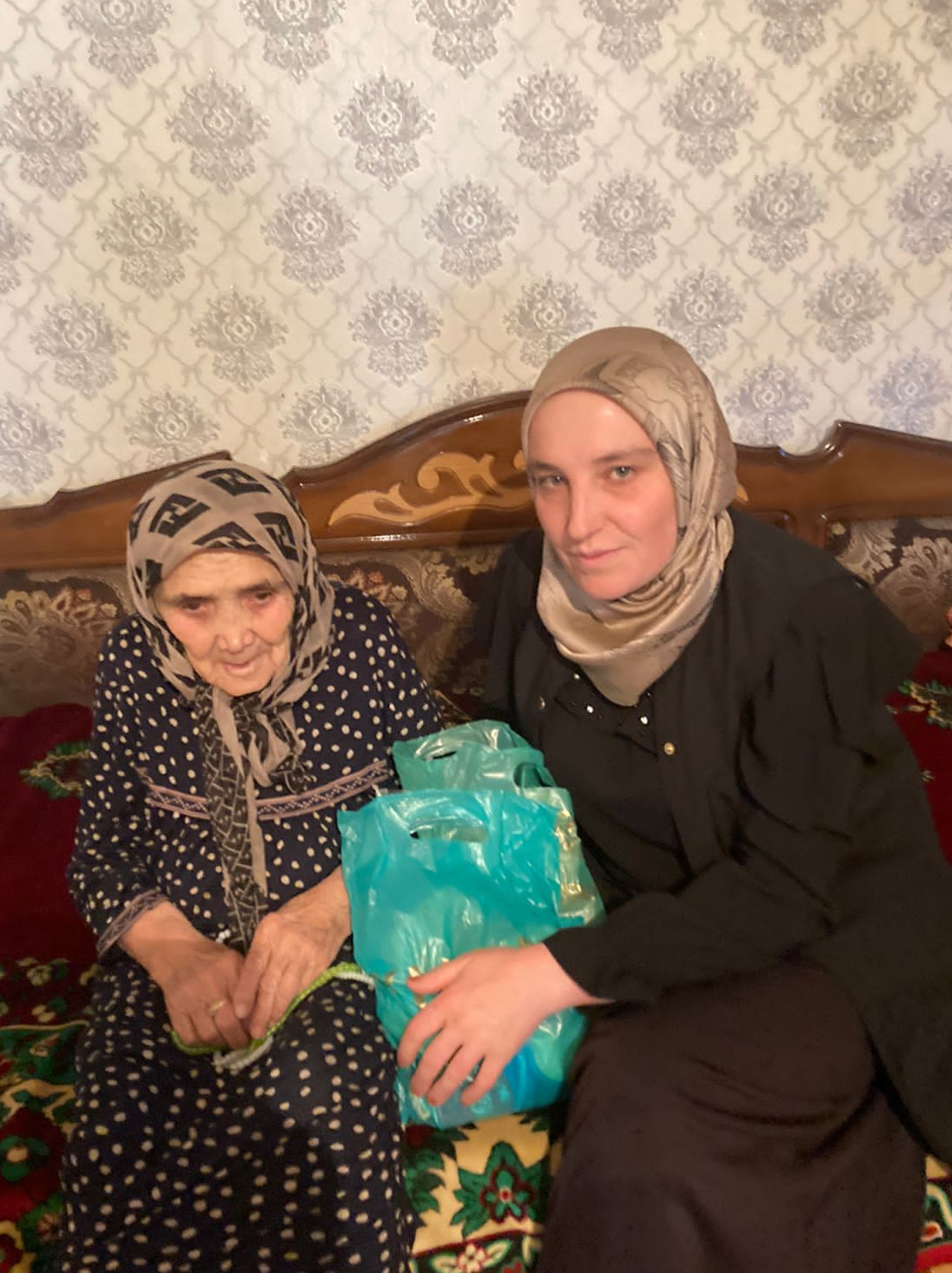 Социальные работники ГБУ РД КЦСОН в МО «Левашинский район» поздравили своих подопечных С Днем Пожилых!